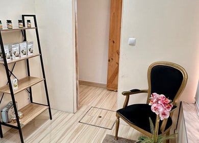 Sala de espera acolhedora em Sebastiana Oliveira Cabeleireiros e Estética, Quinta Do Conde, Setúbal, PT.