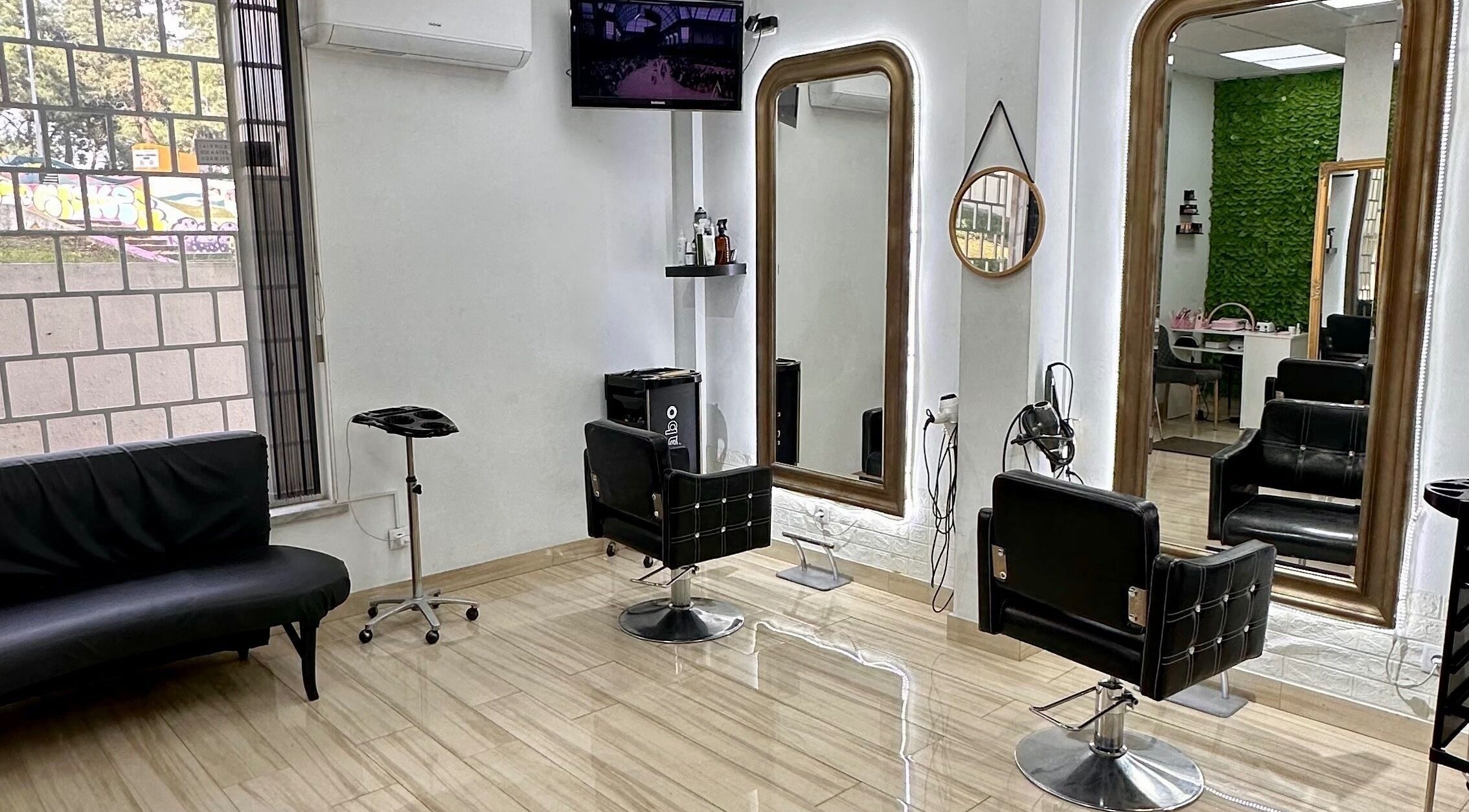 Salão moderno no Sebastiana Oliveira Cabeleireiros e Estética em Quinta Do Conde, Setúbal, PT.