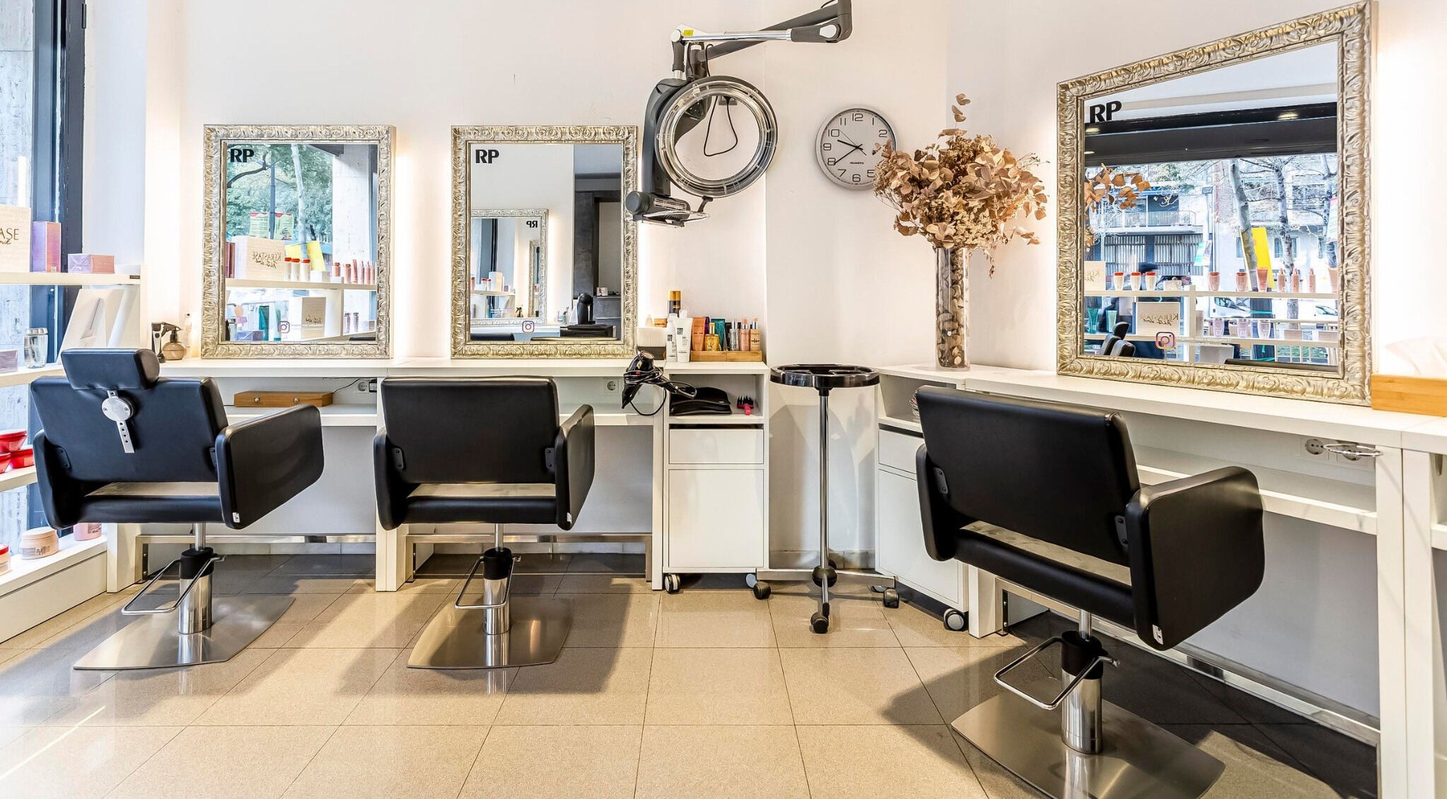 Interior del salón Raffel Pages Avinguda Josep Tarradellas, 37 en Barcelona, Catalunya, ES con sillas de peluquería.