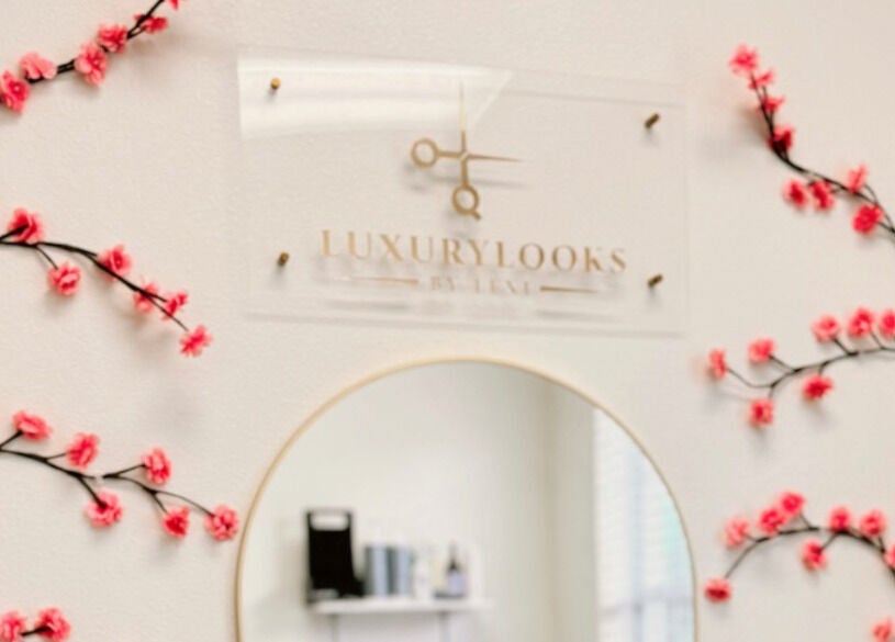 Floral decor and mirror at LuxuryLooksByLexi, New Port Richey, Florida, US, creating a welcoming ambiance.