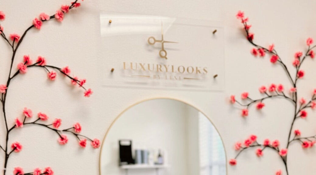 Floral decor and mirror at LuxuryLooksByLexi, New Port Richey, Florida, US, creating a welcoming ambiance.