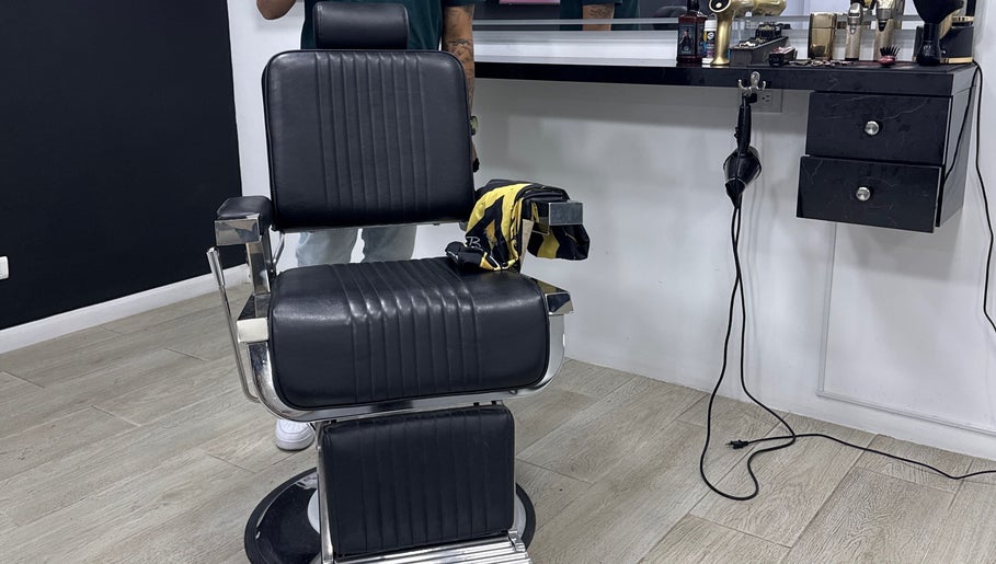 Silla de barbero moderna en Enzoprofessionalbarber, Bogotá, Bogotá, CO, lista para cortes con estilo.