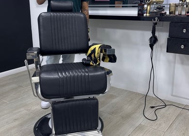 Silla de barbero moderna en Enzoprofessionalbarber, Bogotá, Bogotá, CO, lista para cortes con estilo.