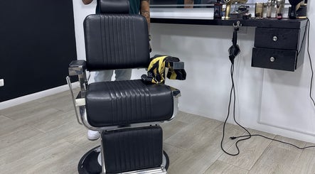 Silla de barbero moderna en Enzoprofessionalbarber, Bogotá, Bogotá, CO, lista para cortes con estilo.