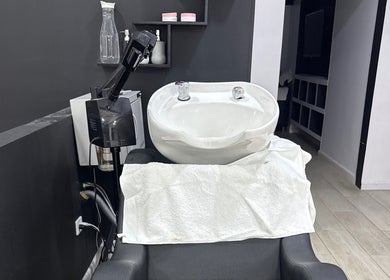Lavacabezas en Enzoprofessionalbarber, Bogotá, Bogotá, CO. Diseño moderno para una experiencia relajante.
