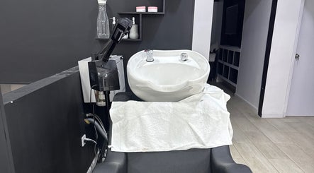 Lavacabezas en Enzoprofessionalbarber, Bogotá, Bogotá, CO. Diseño moderno para una experiencia relajante.