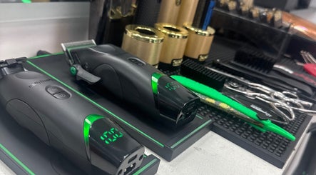 Herramientas de barbería en Enzoprofessionalbarber, Bogotá, Bogotá, CO. Incluye recortadoras y tijeras.