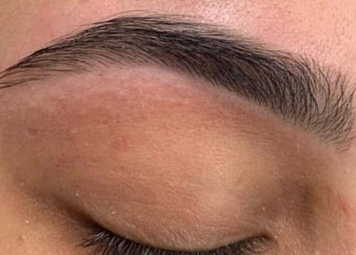 Freshly shaped eyebrow at Salon Mehik, Montréal, Québec, CA showcasing precise beauty care.