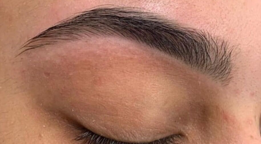 Freshly shaped eyebrow at Salon Mehik, Montréal, Québec, CA showcasing precise beauty care.