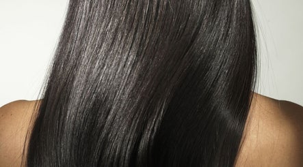 Close-up of silky, smooth black hair at Salon Mehik in Montréal, Québec, CA, showcasing expert hair treatments.