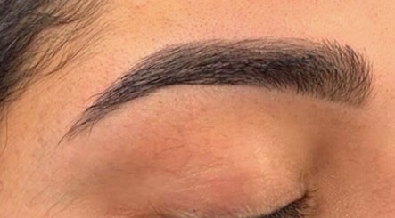 Beautifully shaped eyebrow at Salon Mehik, Montréal, Québec, CA showcasing flawless grooming service.