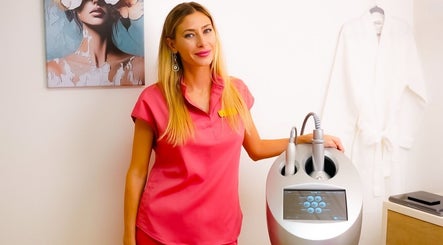Therapist at SkinSation Endospheres Wellness & Massage, Mount Pleasant, SC, with an Endospheres machine.