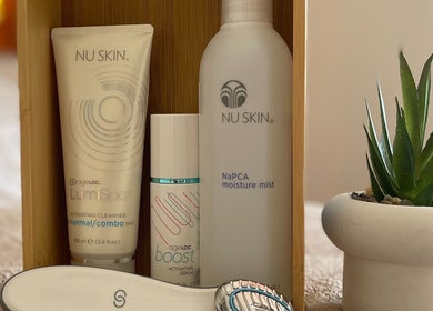 Produits de soin par BeautéDomicil' à Étrelles, Bretagne, FR. Gamme Nu Skin bien présentée.
