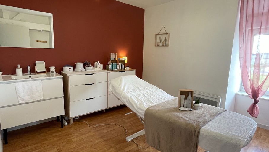 Salle de soins élégante chez BeautéDomicil', Étrelles, Bretagne, FR, avec table et produits de beauté.