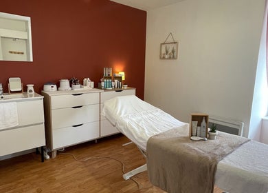 Salle de soins élégante chez BeautéDomicil', Étrelles, Bretagne, FR, avec table et produits de beauté.