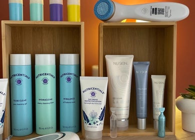 Produits de soin BeautéDomicil' à Étrelles, Bretagne, FR sur une étagère en bois.