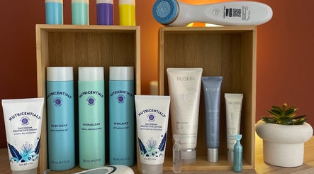 Produits de soin BeautéDomicil' à Étrelles, Bretagne, FR sur une étagère en bois.