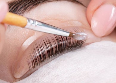 Application de soin des cils à BeautéDomicil', Étrelles, Bretagne, FR, soulignant élégance et précision.