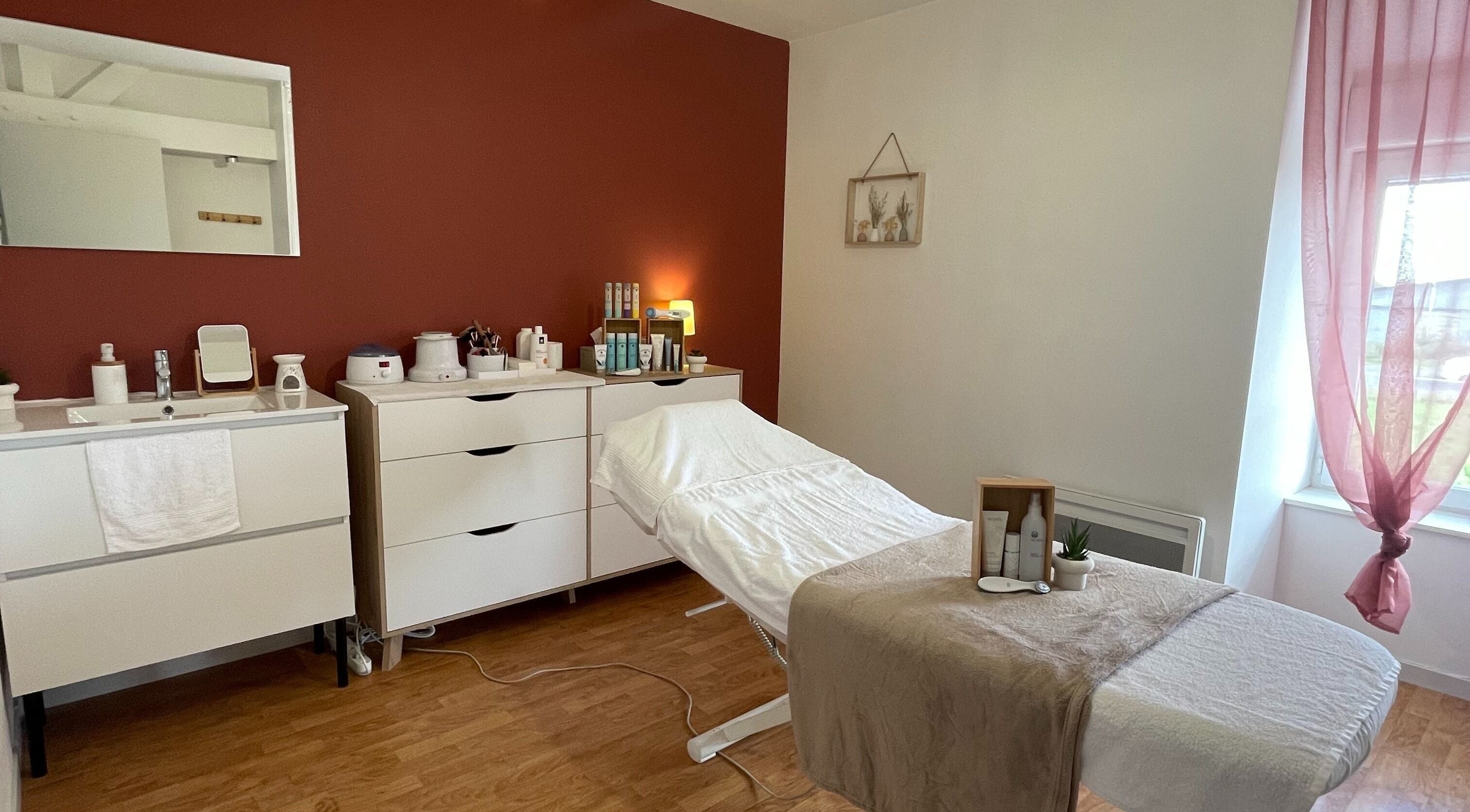 Salle de soins élégante chez BeautéDomicil', Étrelles, Bretagne, FR avec table et produits de beauté.