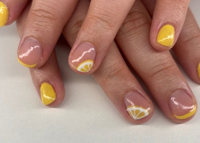 Nail art inspirovaný citronem v salonu Eva Němčáková, Troubky Nad Bečvou, Olomoucký Kraj, CZ.