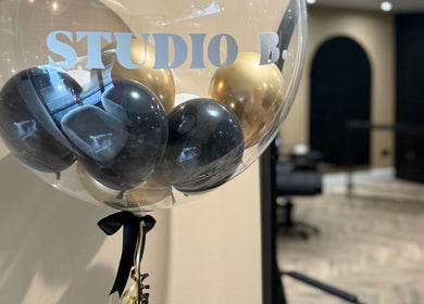 Stylish balloon display at Studio B – Bruce Johnstone Hairdressing, Dundee, Scotland, GB.