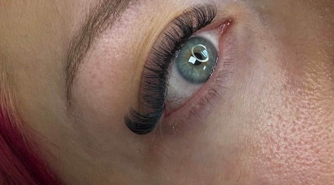 Close-up of expertly applied eyelash extensions at Lashesbyjazminexo, Parkgate, England, GB.