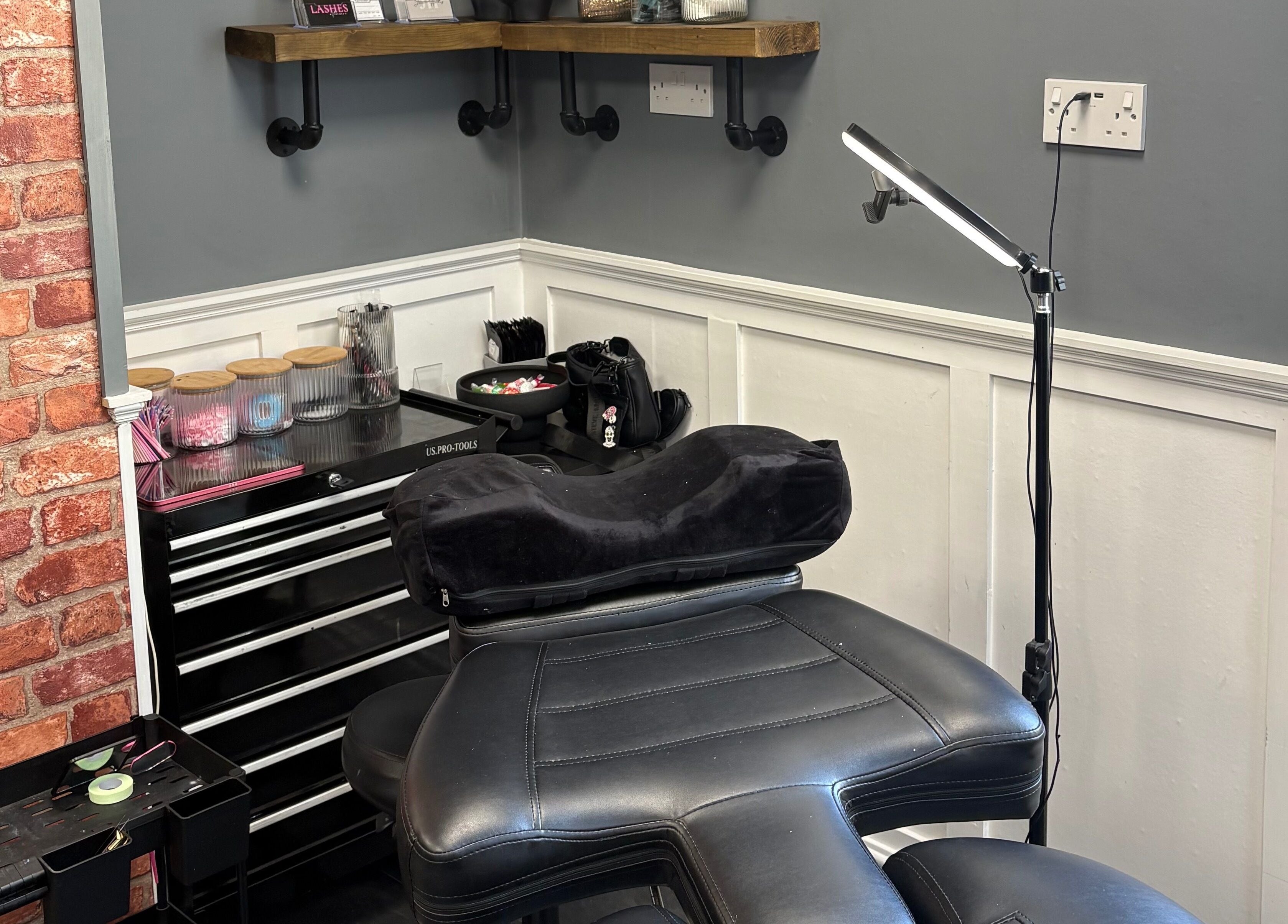 Cozy salon corner at Lashesbyjazminexo in Parkgate, England, GB with professional tools and a reclined chair.