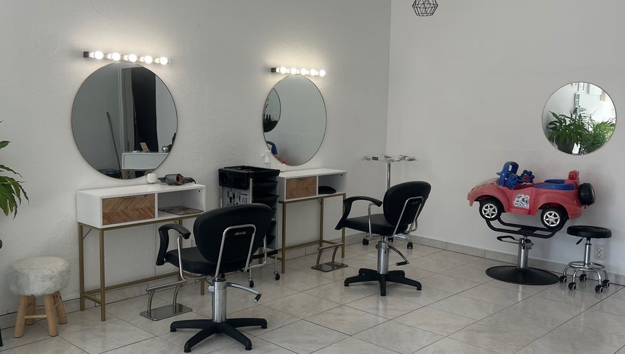 Interior moderno do Cabeleireiro Vera em Portimão, Faro, PT, com cadeiras e espelhos elegantes.