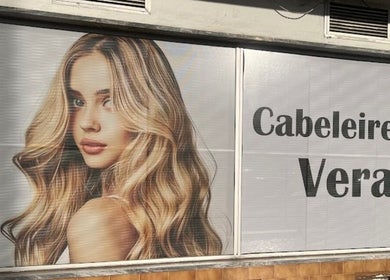 Fachada do Cabeleireiro Vera com imagem de mulher com cabelos loiros ondulados em Portimão, Faro, PT.