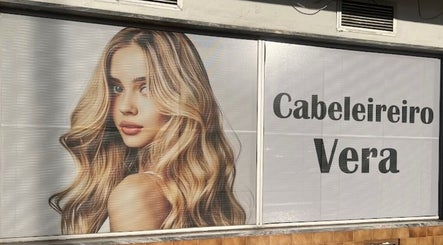 Fachada do Cabeleireiro Vera com imagem de mulher com cabelos loiros ondulados em Portimão, Faro, PT.
