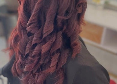 Cabelo ondulado estilizado no Cabeleireiro Vera em Portimão, Faro, PT.