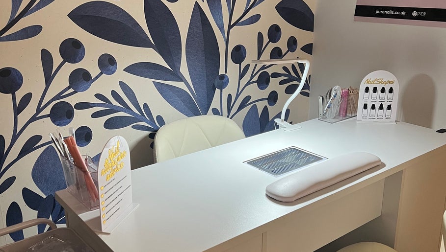 Elegant nail station at Nails by LB in Clay Cross, England, GB with bold blue leaf wall design.