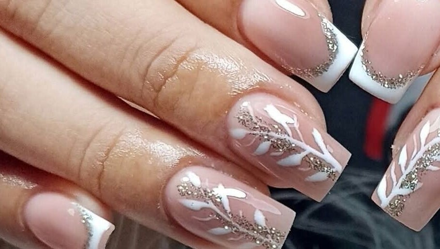Uñas decoradas con diseño floral en Sandra Nails Studio, Mérida, Yucatán, MX.