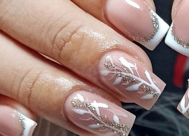 Uñas decoradas con diseño floral en Sandra Nails Studio, Mérida, Yucatán, MX.