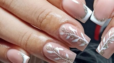 Uñas decoradas con diseño floral en Sandra Nails Studio, Mérida, Yucatán, MX.