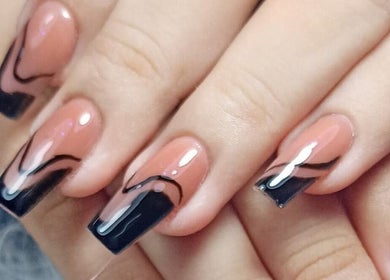 Diseño moderno de uñas en Sandra Nails Studio, Mérida, Yucatán, MX. Estilo elegante y profesional.