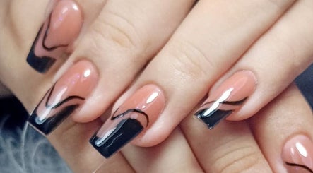 Diseño moderno de uñas en Sandra Nails Studio, Mérida, Yucatán, MX. Estilo elegante y profesional.