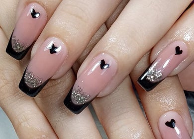 Manicura con diseño negro y brillante en Sandra Nails Studio, Mérida, Yucatán, MX
