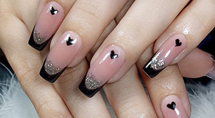 Manicura con diseño negro y brillante en Sandra Nails Studio, Mérida, Yucatán, MX