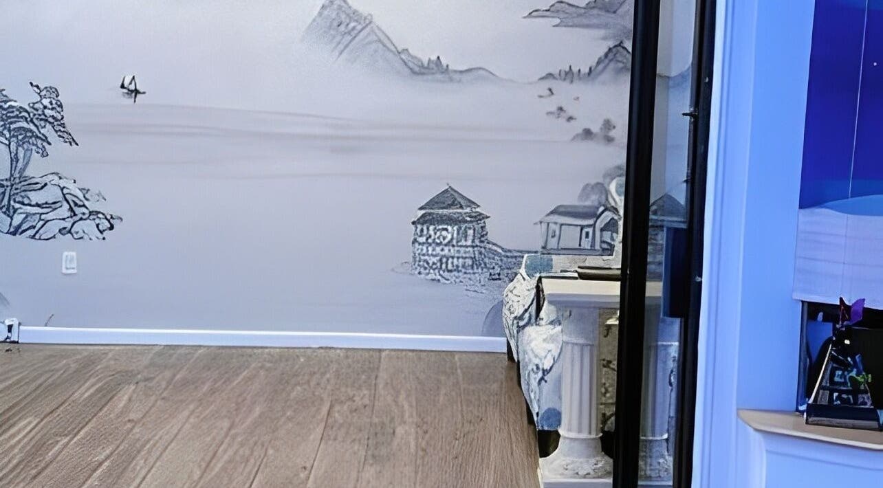 Peacock Beauty Spa的墙上挂有一幅优雅的水墨画，位于新泽西州米德尔敦镇。