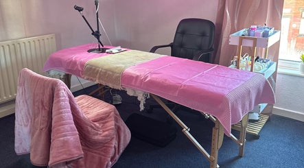 Deebeauty wellness treatment room with pink table and chair, Ashton-under-lyne, England, GB.