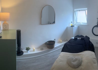 Relaxing massage room at Hollie Amato Massage Therapy, 183a Moulsham Street Chelmsford, Chelmsford, England, GB.