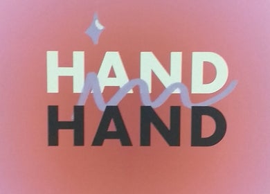 Logotipo da Handinhand- Unhas de gel e estética em Vila Nova De Gaia, Porto, PT em fundo rosa.