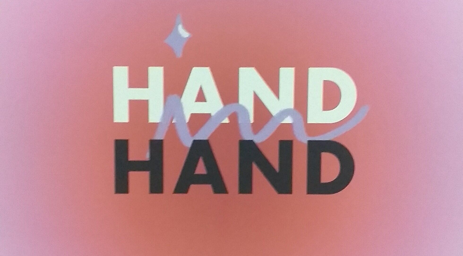 Logotipo da Handinhand- Unhas de gel e estética em Vila Nova De Gaia, Porto, PT em fundo rosa.