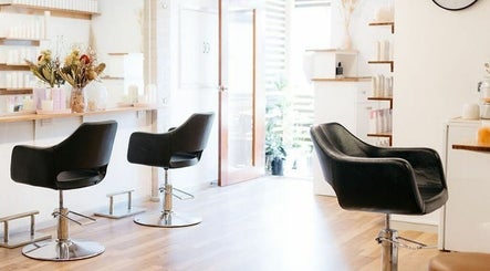 Εικόνα Alexander and Co Hair Studio 3