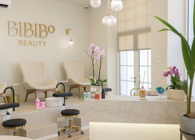 Εσωτερικό του Bibibo Beauty στη Πύλο, GR με καρέκλες και ρομαντική διακόσμηση για ευεξία.