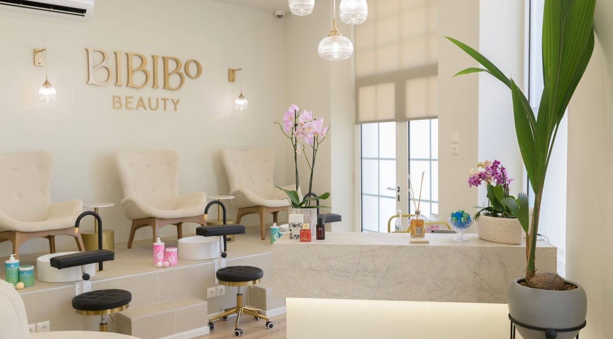 Εσωτερικό του Bibibo Beauty στη Πύλο, GR με καρέκλες και ρομαντική διακόσμηση για ευεξία.