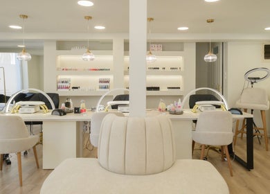 Εσωτερικό χώρου ομορφιάς Bibibo Beauty στην Πύλο, GR με κομψά έπιπλα και φωτισμό.