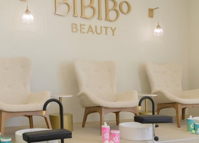Άνετες πολυθρόνες στο Bibibo Beauty Πύλος, GR για χαλαρωτικές περιποιήσεις σπα.