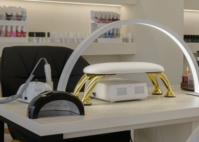 Σταθμός νυχιών στο Bibibo Beauty, Πύλος GR με λάμπα LED και εργαλεία.